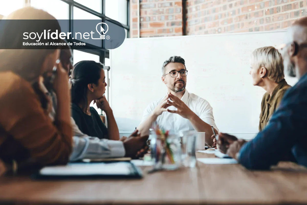 Desarrollo de habilidades de liderazgo en gestión de proyectos - equipo colaborando en oficina