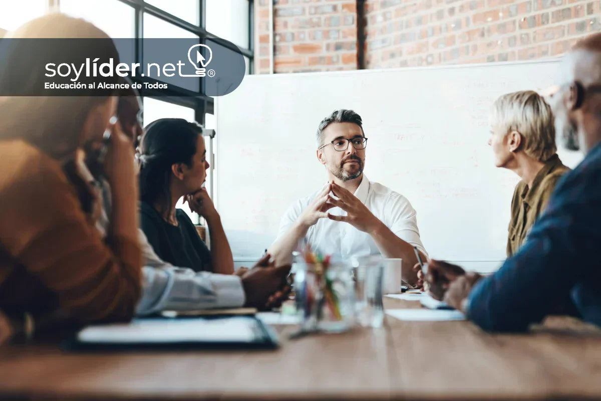 Desarrollo de habilidades de liderazgo en gestión de proyectos - equipo colaborando en oficina