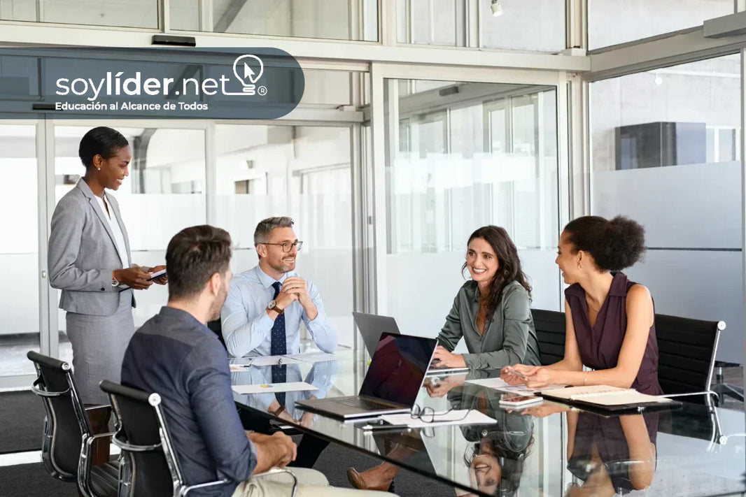 Profesionales implementando estrategias de éxito en gestión de proyectos efectiva