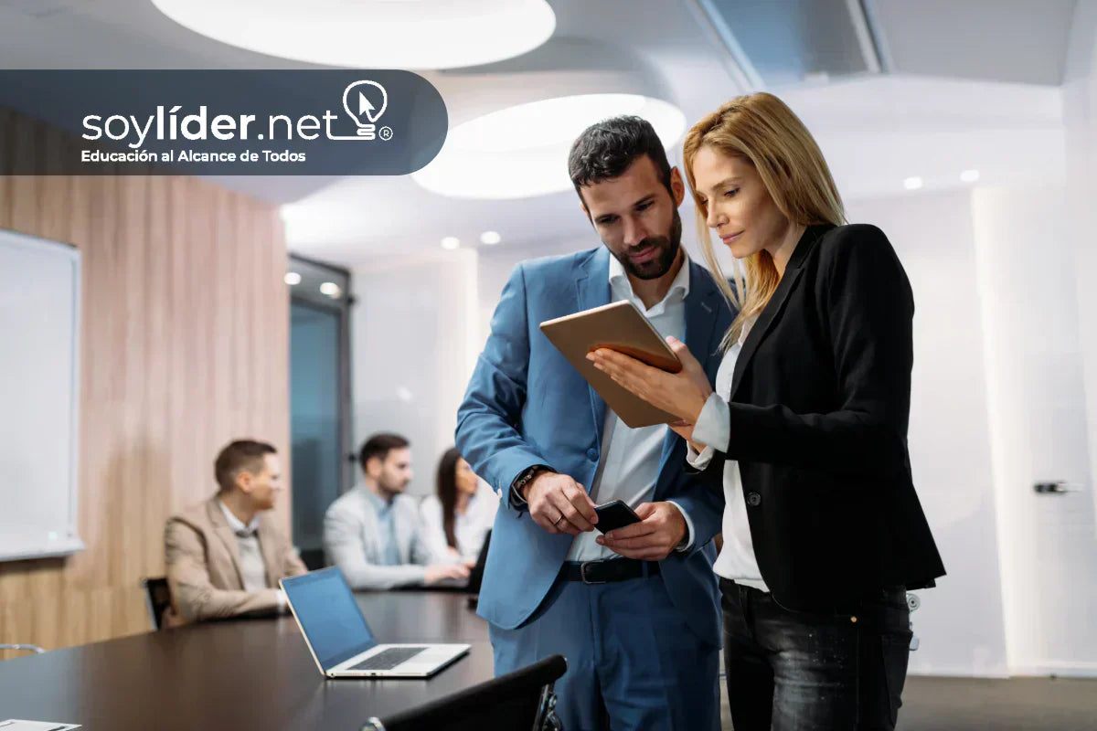 Gestión del alcance del proyecto - equipo analizando documentos de planificación y alcance empresarial